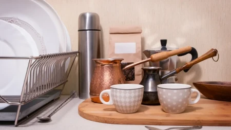 Trik za čišćenje džezve od kamenca i mrlja: Bez ribanja će ponovo biti blistavo bela