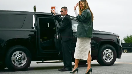 Melanija Tramp u boji koju ćemo gledati cele jeseni: Skupa kožna jakna i štikle u istoj nijansi izgledaju besprekorno