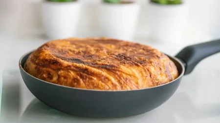 Pita sa sirom gotova za 15 minuta: Pravi se u tiganju, a rerna vam ne treba!