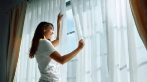 Zaboravite na peglanje zavesa: Satvite ovo u mašinu, biće ravne kao žica!