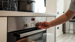 Niko ne voli lepljive dugmiće na rerni: Masnoća će za čas da sklizne kada uradite ovo