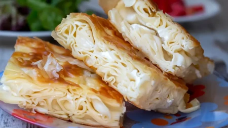 Pita će da naraste i izađe iz pleha! Na kore sipajte ovaj preliv, biće vazdušasta kao u pekari