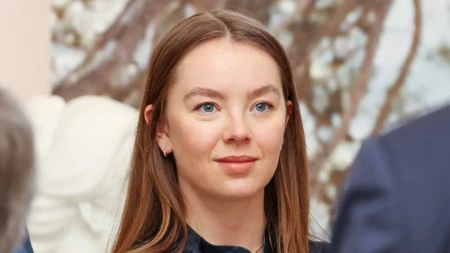 Unuka u bakinoj haljini: Princeza Aleksandra oduševila u zlatnoj toaleti iz 1962, zvezda je nosila na jednom važnom događaju