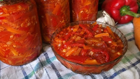 Ma kakav ajvar, pola Srbije pravi lovačku salatu: Paprika puca pod zubima, a sos je toliko dobar da se jede kašikom