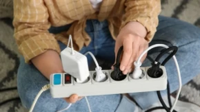 Ovaj kućni uređaj nikad ne priključujte na produžni kabl: Može se desiti havarija