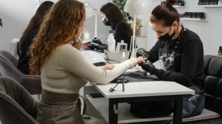 Stakleni nokti su hit jeseni: Izgledaju luksuzno i prirodno, žene ih obožavaju!