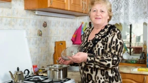 Za sina i snaju sam spremila ručak i kolače: Pare sam pozajmila, a ona me odmah ponizila!