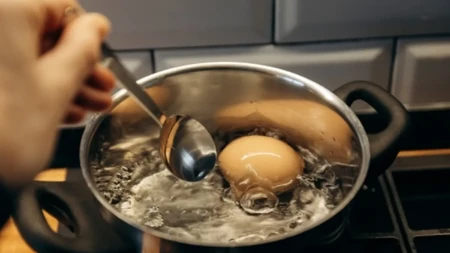Jaja vam pucaju čim ih stavite u vodu? Stara caka naših baka rešava problem svaki put