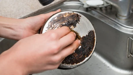 Zagorele šerpe i tiganje očistim za 5 minuta: Crnilo se lako skine, a posuđe mi sija!