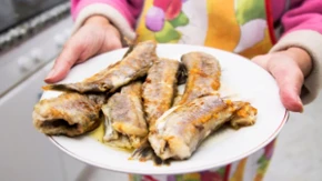 Ovako Grkinje pohuju ribu: Zato im nikada nije masna, a korica bude hrskava