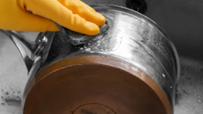 Ne bacajte zagorelu šerpu i ne ribajte je žicom: Ubacite 1 kapsulu u toplu vodu i ostavite da odstoji