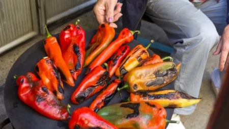Oljuštite brdo pečenih paprika bez muke: Evo kako da vam ljuska sama spada, a paprika ostane cela