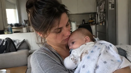 Komšinica je ceo komšiluk oblepila slikama mene i moje bebe! Na svakom je pisalo - SRAMOTA!